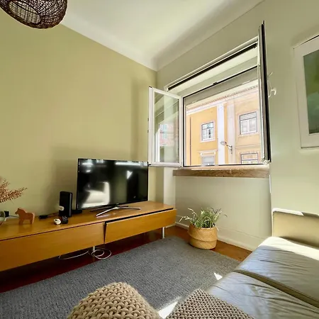 Bright & Spacious By The River, By Timecooler * Lizbona