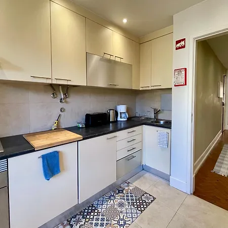 Bright & Spacious By The River, By Timecooler Lizbona