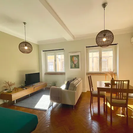 Apartment Bright & Spacious By The River, By Timecooler Lisbon