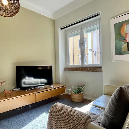 Bright & Spacious By The River, By Timecooler Lisbon