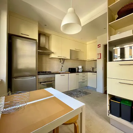 Bright & Spacious By The River, By Timecooler Apartment Lisbon