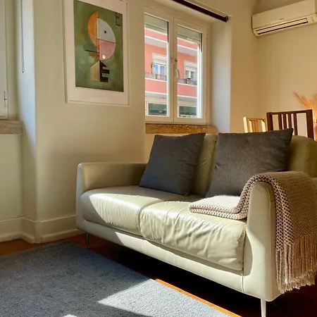 Apartment Bright & Spacious By The River, By Timecooler Lisbon