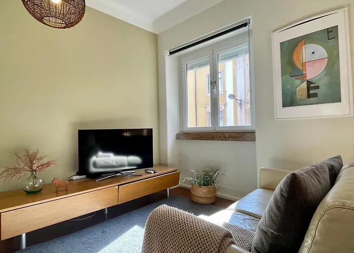 Bright & Spacious By The River, By Timecooler Lisbon