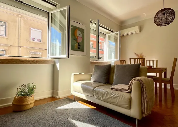 Apartment Bright & Spacious By The River, By Timecooler *