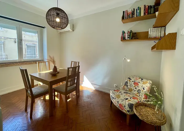 Apartment Bright & Spacious By The River, By Timecooler Lisbon