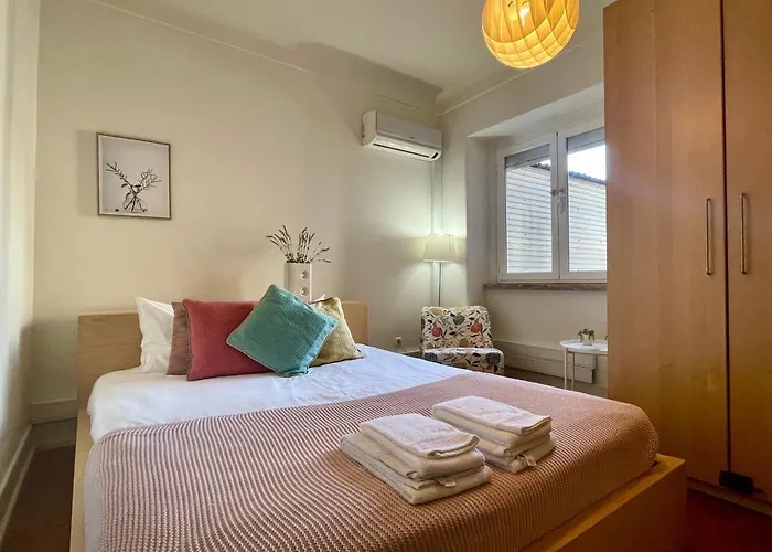 Bright & Spacious By The River, By Timecooler * Lisbon