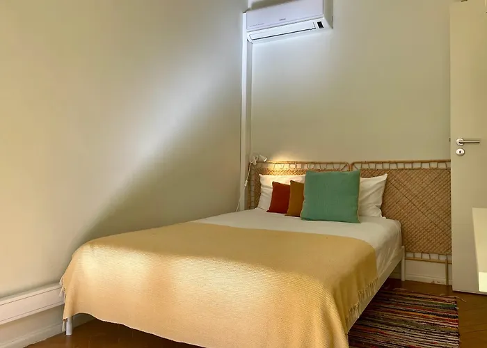 Bright & Spacious By The River, By Timecooler Apartment