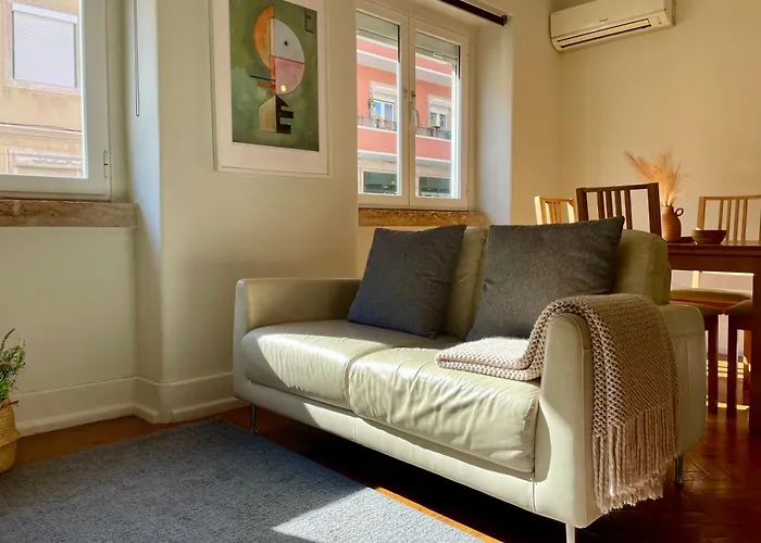 Apartment Bright & Spacious By The River, By Timecooler Lisbon