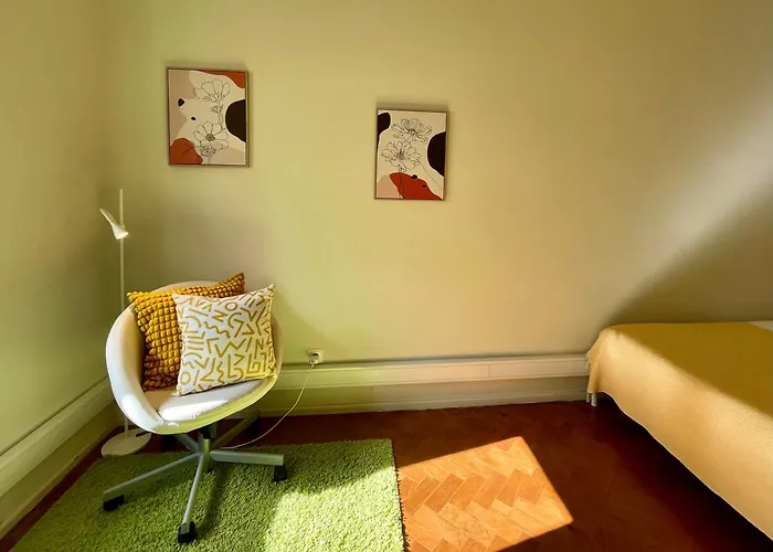 Bright & Spacious By The River, By Timecooler Apartment