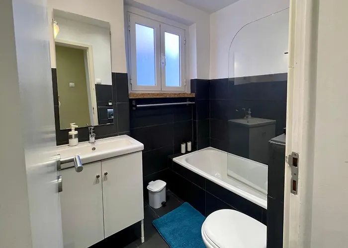 Bright & Spacious By The River, By Timecooler Apartment *