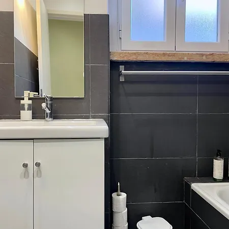 Bright & Spacious By The River, By Timecooler 아파트