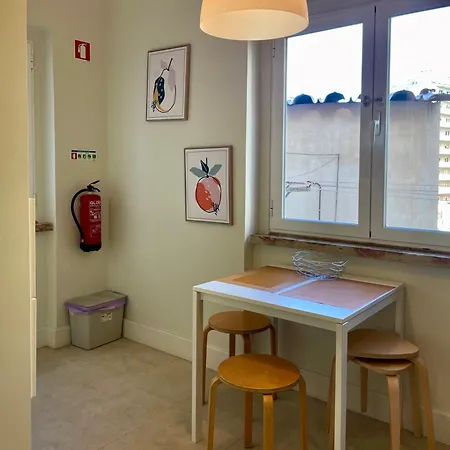 Bright & Spacious By The River, By Timecooler Apartman Lisboa