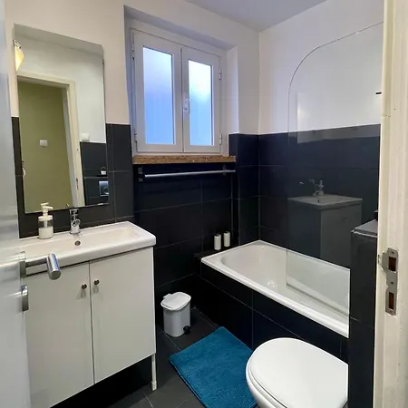 Bright & Spacious By The River, By Timecooler Apartman *