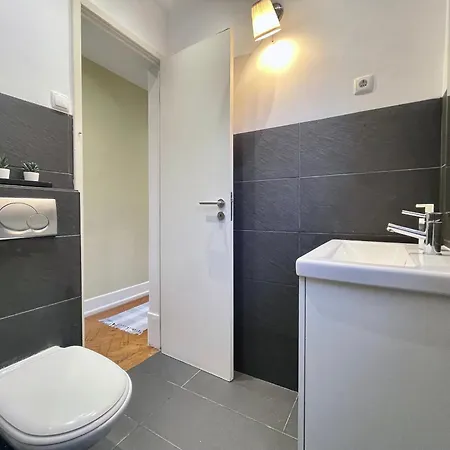 Bright & Spacious By The River, By Timecooler